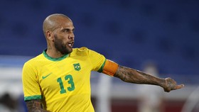 Final Spanyol vs Brasil: Peluang Dani Alves Menjauhi Messi