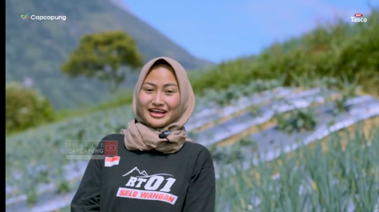 Pandemi Bikin Pedangdut Cantik Ini Pilih Jadi Petani Daun Bawang Pandemi Bikin Pedangdut Cantik Ini Pilih Jadi Petani Daun Bawang