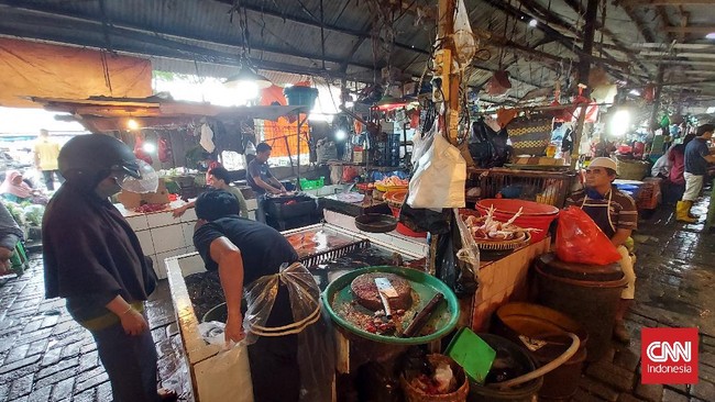 Pengelola pasar mengatakan jumlah petugas di lapangan terbatas untuk mengecek setiap pengunjung pasar.