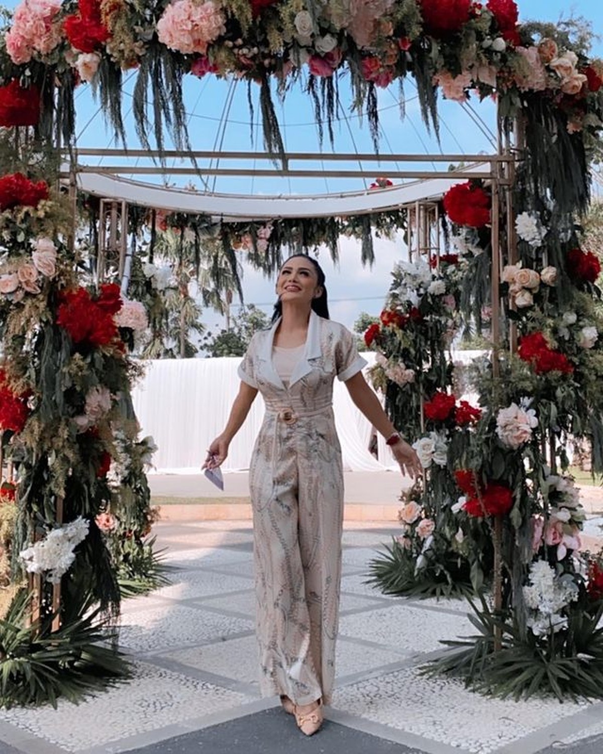 Krisdayanti telah berhasil menurunkan berat badannya sebanyak 8kg kurang dari 10 bulan&period; Yuk kita intip penampilan terbarunya&excl;