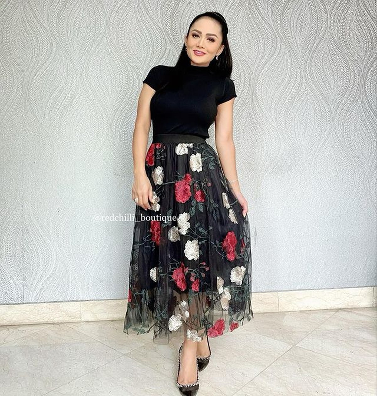 Krisdayanti telah berhasil menurunkan berat badannya sebanyak 8kg kurang dari 10 bulan&period; Yuk kita intip penampilan terbarunya&excl;