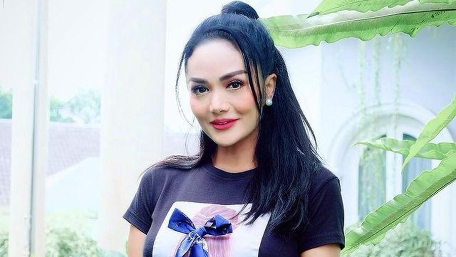 Krisdayanti telah berhasil menurunkan berat badannya sebanyak 8kg kurang dari 10 bulan. Yuk kita intip penampilan terbarunya!