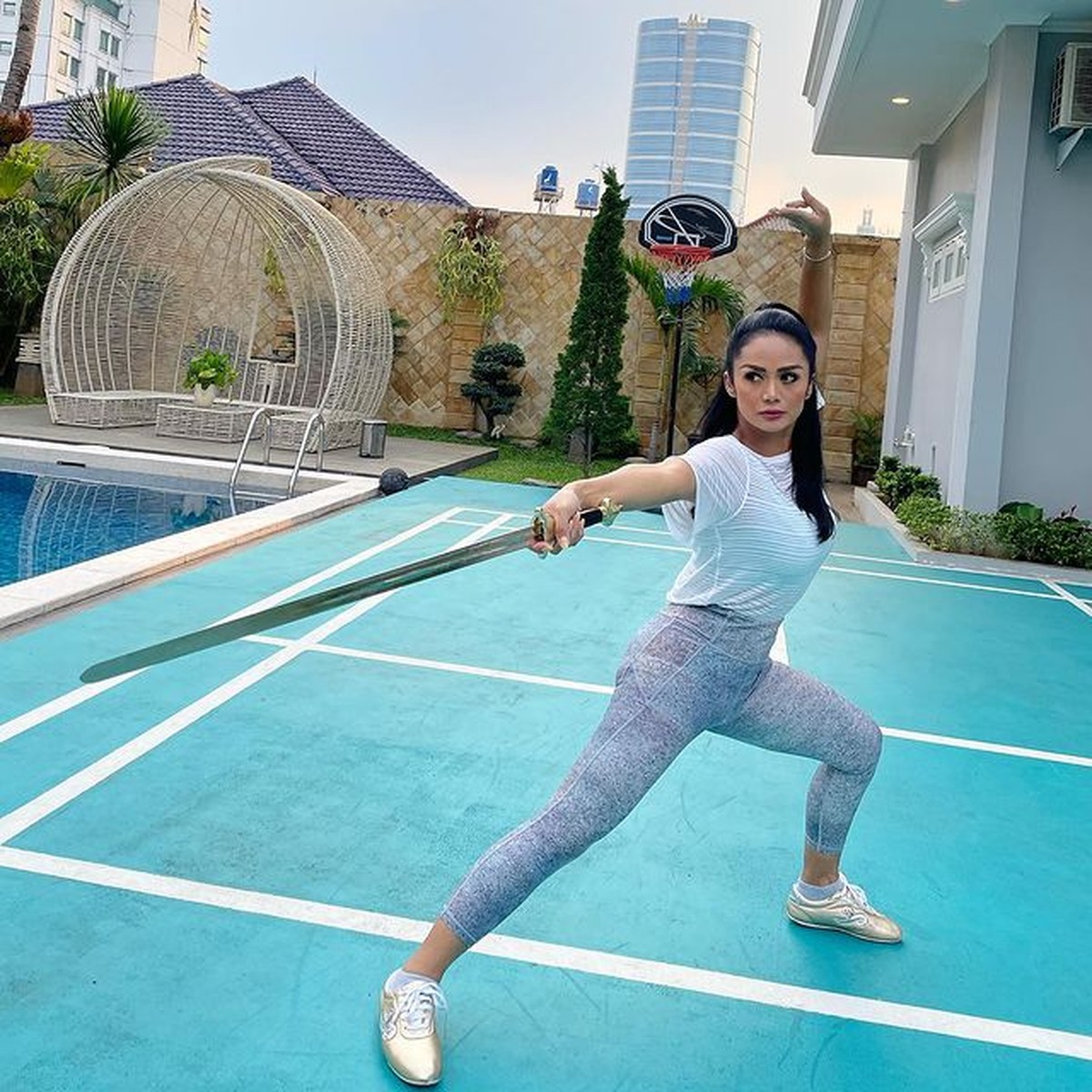 Krisdayanti telah berhasil menurunkan berat badannya sebanyak 8kg kurang dari 10 bulan&period; Yuk kita intip penampilan terbarunya&excl;