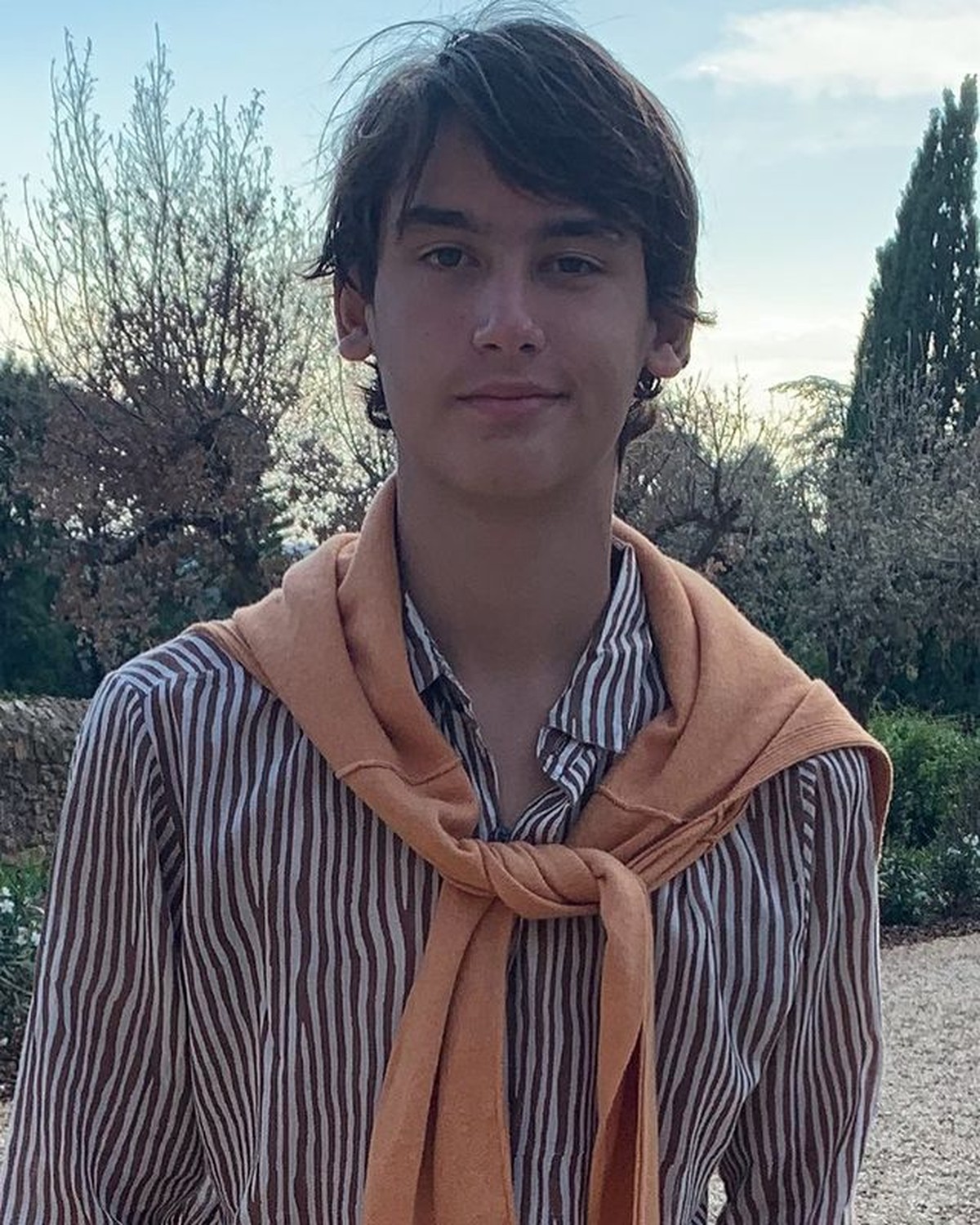 Cucu Presiden RI Soekarno&comma; Frederik Kiran Soekarno Seegers jadi sorotan karena paras bulenya yang tampan&period; Yuk intip potretnya&excl;