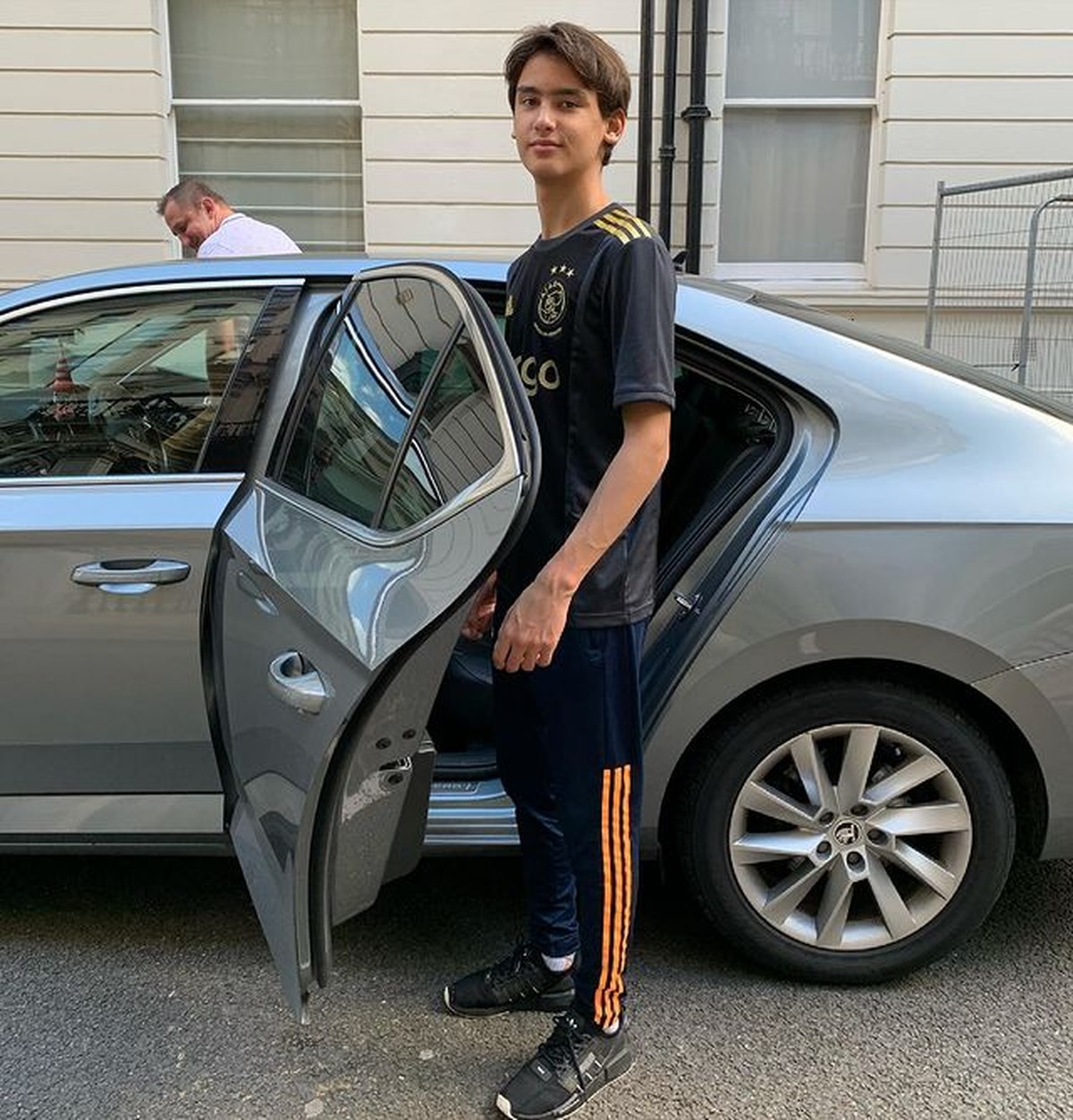 Cucu Presiden RI Soekarno&comma; Frederik Kiran Soekarno Seegers jadi sorotan karena paras bulenya yang tampan&period; Yuk intip potretnya&excl;