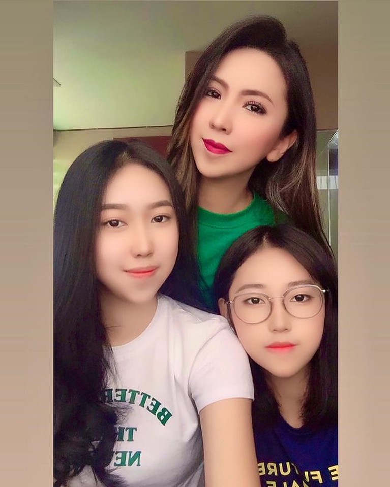 Potret Heni Tania dan Anak-anaknya Cantik Bak Kakak Beradik Pernikahan Heni Tania dengan Kapolsek sedang viral. Mereka telah dikarunia dua putri cantik. Yuk intip potret Heni dan putrinya!
