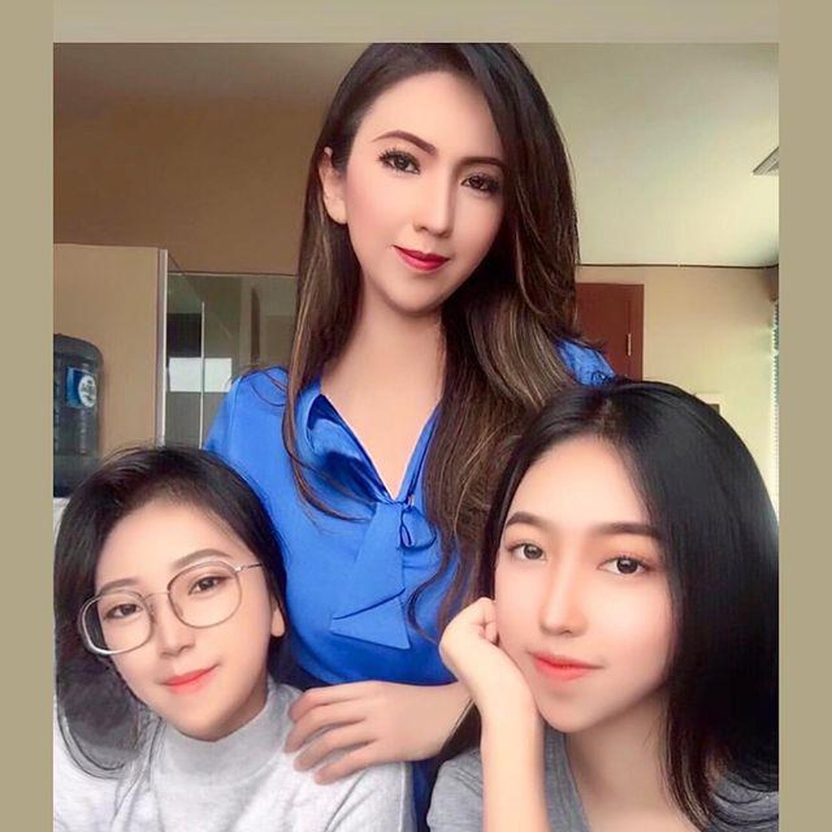 Pernikahan Heni Tania dengan Kapolsek sedang viral&period; Mereka telah dikarunia dua putri cantik&period; Yuk intip potret Heni dan putrinya&excl;