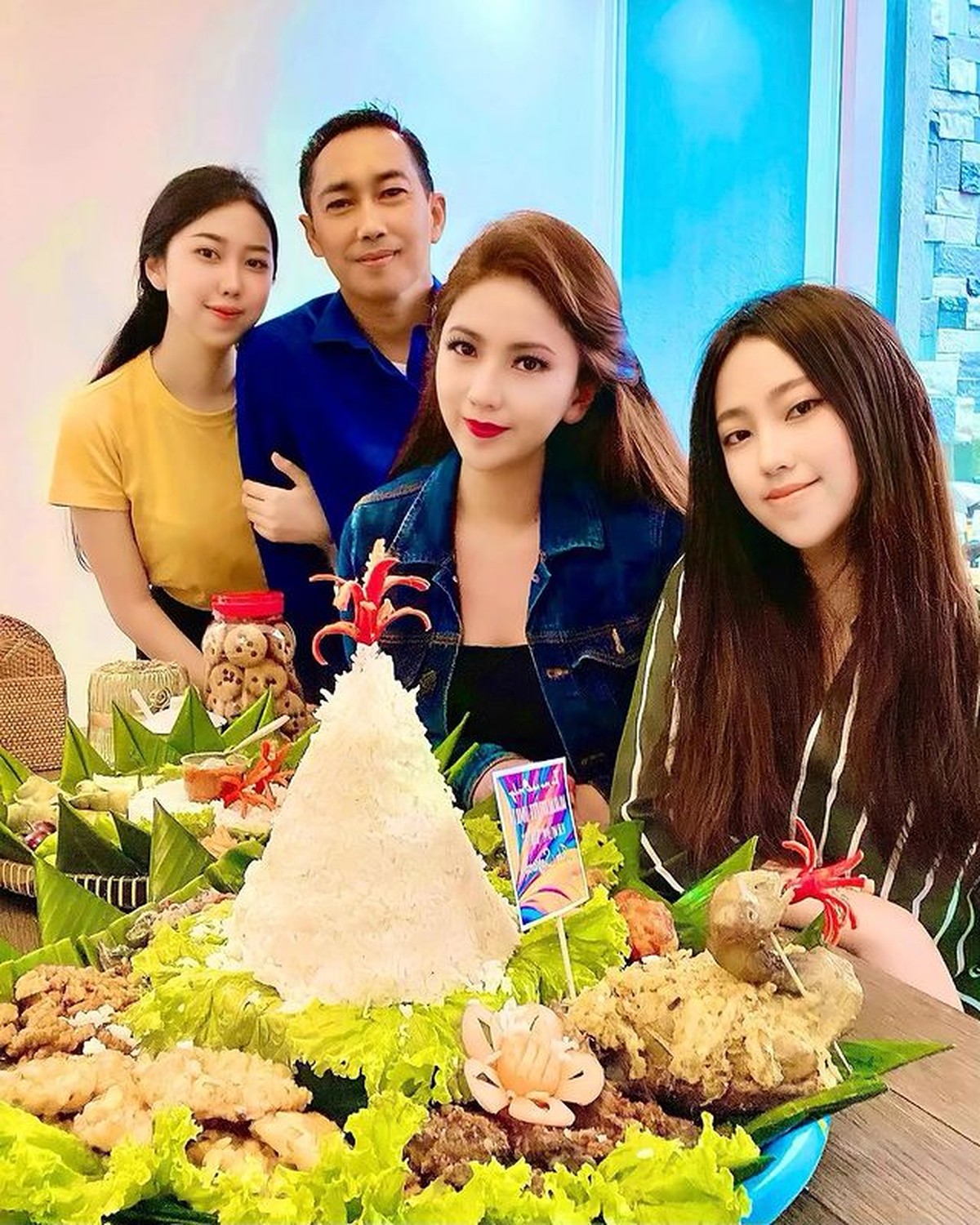 Pernikahan Heni Tania dengan Kapolsek sedang viral&period; Mereka telah dikarunia dua putri cantik&period; Yuk intip potret Heni dan putrinya&excl;