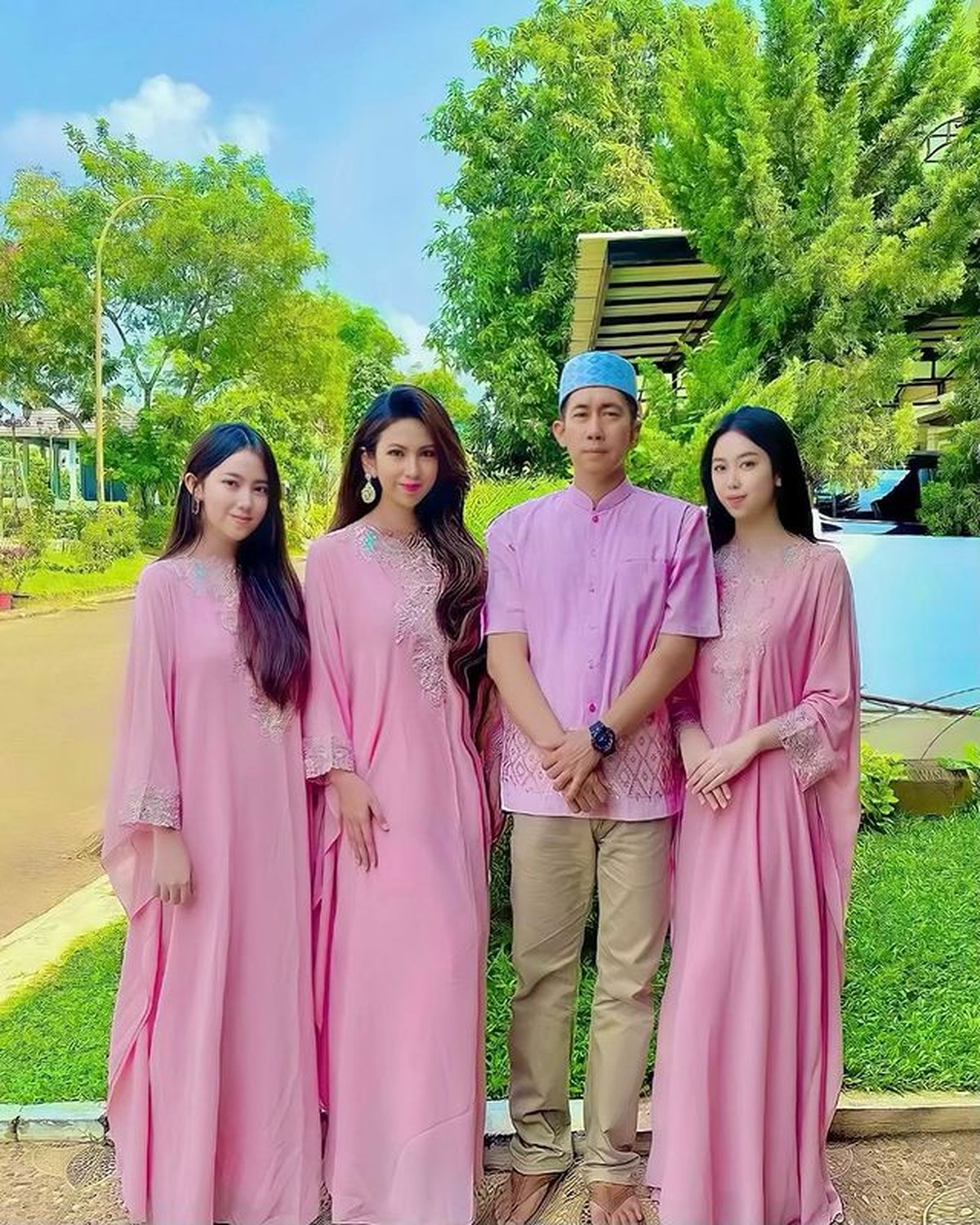 Pernikahan Heni Tania dengan Kapolsek sedang viral&period; Mereka telah dikarunia dua putri cantik&period; Yuk intip potret Heni dan putrinya&excl;