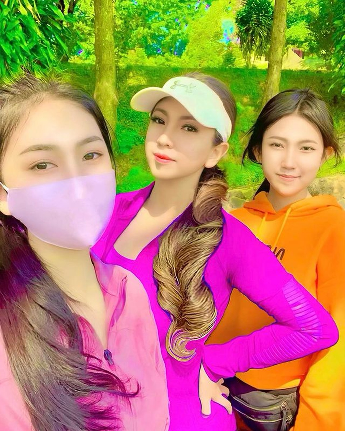 Pernikahan Heni Tania dengan Kapolsek sedang viral&period; Mereka telah dikarunia dua putri cantik&period; Yuk intip potret Heni dan putrinya&excl;