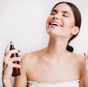 Antiribet! 4 Rekomendasi Sunscreen Spray Ini Lindungi Kulit Wajah dari Paparan Sinar Matahari