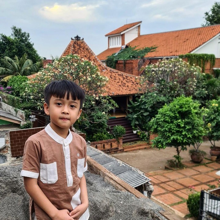 <p>Potret putra Irfan Hakim yang berpose di depan rumah memperlihatkan desain unik kediaman Irfan Hakim. Tak hanya interior dan arsitekturnya saja yang menarik, rumah Irfan Hakim juga sangat luas dan punya banyak fungsi. (Foto: Instagram @irfanhakim75)</p>