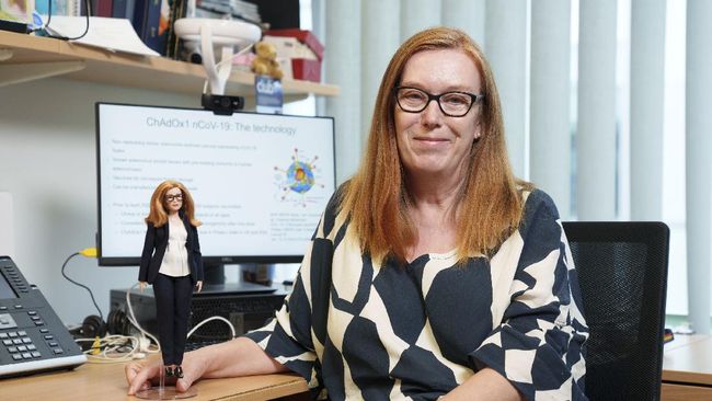 Ilmuwan vaksin Covid-19 AstraZeneca Sarah Gilbert menerima penghargaan berupa boneka Barbie khusus dengan wujud mirip dirinya.