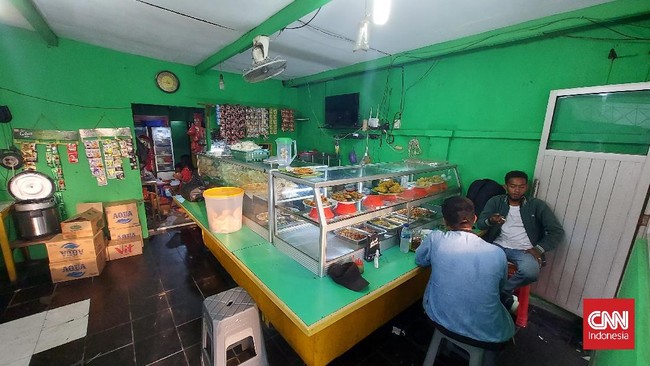 Gubernur DKI Anies Baswedan aturan wajib vaksin bagi masyarakat yang hendak ke warung makan atau warteg, naik transportasi umum, hingga tempat ibadah.