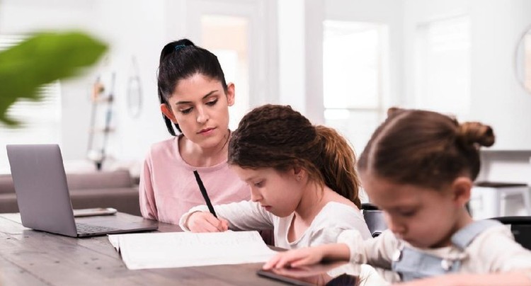 10 Tips Manajemen Waktu Bunda Pekerja yang Punya 2 Anak dan Tanpa ART Kewalahan karena punya dua anak tanpa IRT dan harus bekerja? Simak tips 10 tips manajemen waktu Bunda rumah tangga yang harus bekerja.