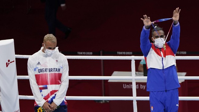 Petinju Inggris, Ben Whittaker, menolak mengalungkan medali perak dalam prosesi podium di Olimpiade Tokyo 2020.
