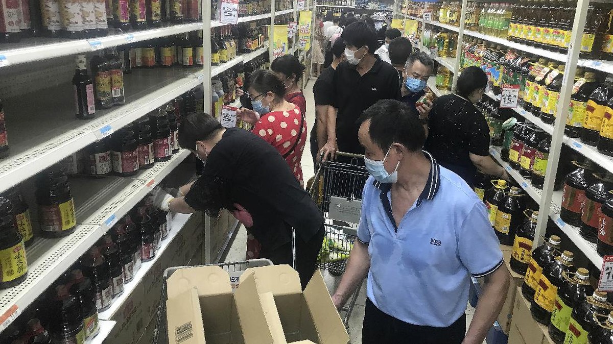 FOTO: Warga Wuhan Serbu Swalayan Waspada Lockdown