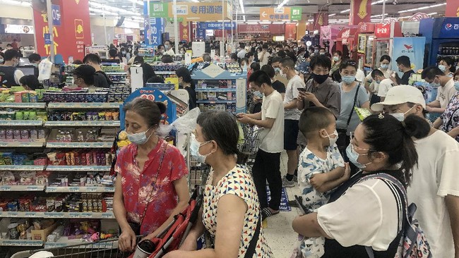 Waspada Varian Delta, China Wajibkan Masker di Luar Ruangan Pemerintah China kini mewajibkan masyarakat untuk memakai masker baik di transportasi umum, dan di dalam maupun luar ruangan.