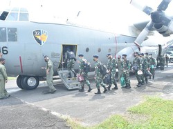 TNI Kirim Bantuan Atasi COVID di Kalimantan: 14 Nakes-100 Konsentrator