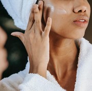 3 Cara Mudah Reapply Sunscreen Saat Full Makeup ala Founder Huda Beauty