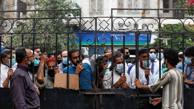 Puluhan ribu warga Pakistan berebut vaksin Covid usai pemerintah mengancam memblokir ponsel orang yang belum imunisasi. Di beberapa titik, antrean sampai 1 km.