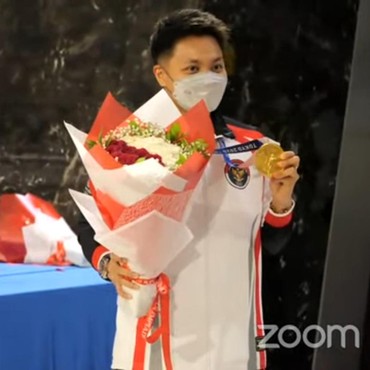 Perdana Ketemu usai Menang Emas Olimpiade, Apriyani Cium Kaki Sang Ayah