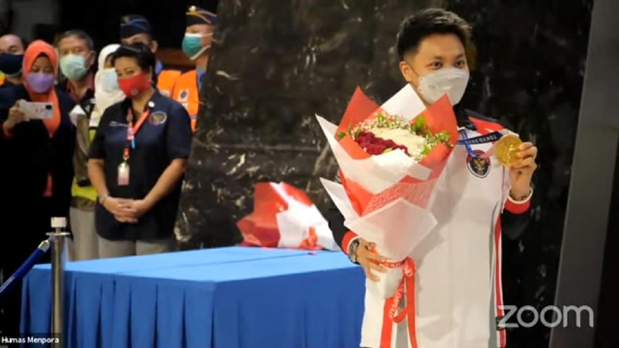 Peraih medali emas Olimpiade 2020, Apriyani Rahayu, tiba di Bandara Soekarno-Hatta, Jakarta, 5 Agustus 2021.