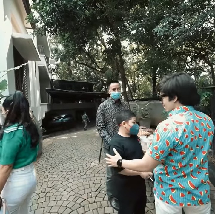 <p>Kedatangan KD disambut hangat oleh Atta dan membagikan momen tersebut melalui vlog di channel YouTubenya. (Foto: YouTube: Atta Halilintar)</p>