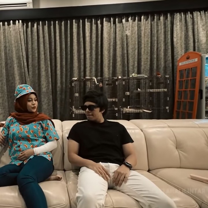 <p>Begitu pula saat Aurel menyambut sang ibunda dan membawanya masuk ke dalam rumah. (Foto: YouTube: Atta Halilintar)</p>