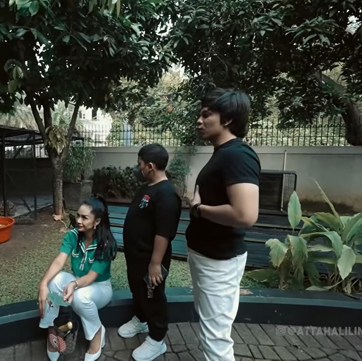 <p>Kunjugan KD dan Kellen ke rumah anak sulungnya itu tampaknya enggak lama. Namun mereka memanfaatkan waktu yang ada untuk saling bercengkerama. (Foto: YouTube: Atta Halilintar)</p>