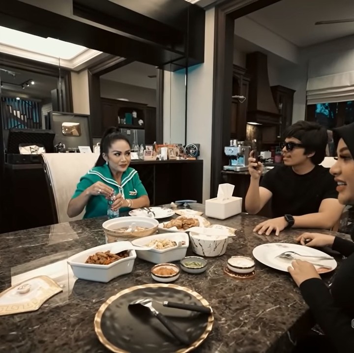 <p>KD juga ikut makan bersama Atta dan Aurel. Di meja yang sama, mereka membagikan cerita ringan dan tertawa bersama. (Foto: YouTube: Atta Halilintar)</p>