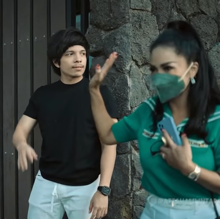 <p>Dari kunjungan tersebut, terlihat bahwa hubungan Aurel dan KD semakin akur, ya? Bagaimana pendapat Bunda? (Foto: YouTube: Atta Halilintar)</p>