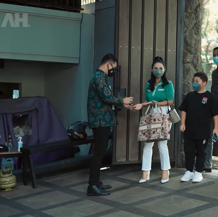 <p>Beberapa waktu yang lalu, Krisdayanti (KD) mengajak Kellen mengunjungi rumah Aurel dan Atta, Bunda. (Foto: YouTube: Atta Halilintar)</p>