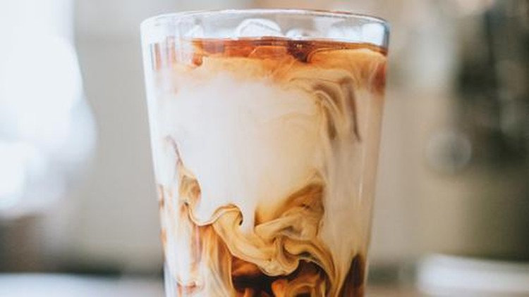 Cara membuat es kopi susu pakai kopi instan