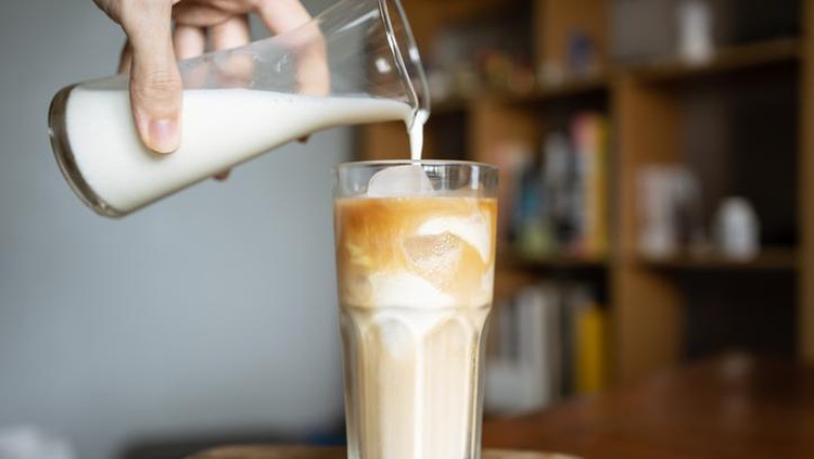 Cara membuat es kopi susu pakai kopi instan