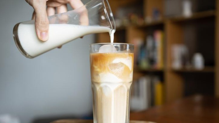 Cara membuat es kopi susu pakai kopi instan Cara membuat es kopi susu pakai kopi instan