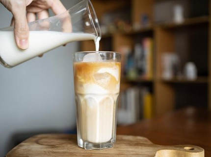 Cara Sehat Minum Kopi Susu Saat Diet, Catat Bun