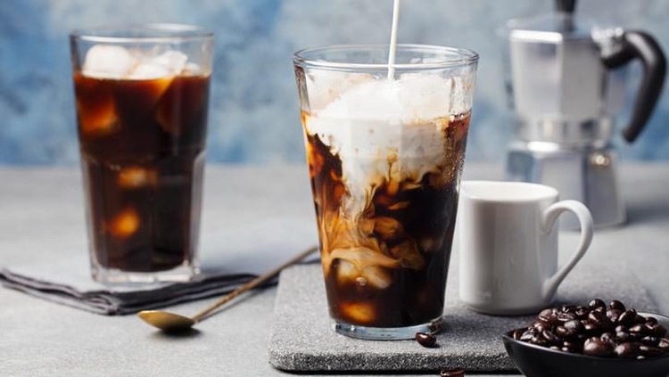 Cara membuat es kopi susu pakai kopi instan