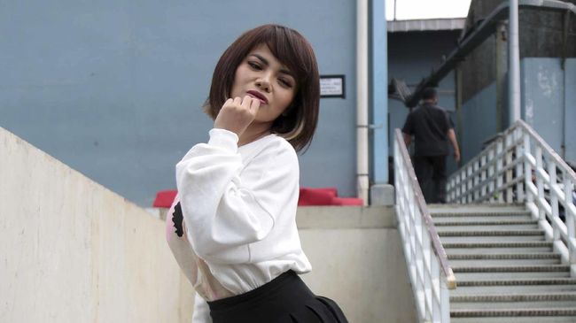 Dinar Candy ditangkap aparat kepolisian. Penangkapan merupakan buntut dari aksi yang dilakukannya dengan mengenakan bikini di tempat umum.