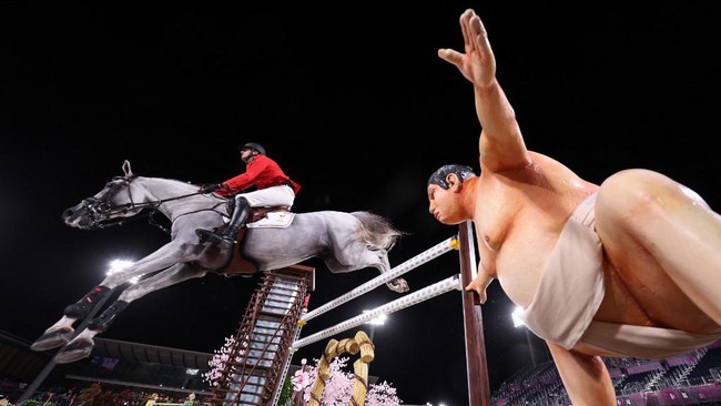 Patung sumo yang terpasang di arena equestrian Olimpiade Tokyo 2020 membuat kuda atlet Israel Teddy Vlock, Amsterdam 27 ketakutan.