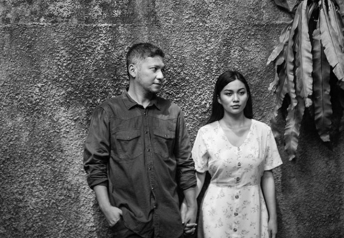 Film yang ditulis oleh Imam Darto ini mengisahkan tentang Ayu yang lelah dengan Broto karena telah berulang kali selingkuh. Namun karena Ayu sangat menyayangi mertuanya, ia akhirnya lebih memilih merelakan suaminya. (Foto: Instagram.com/nikytanjung)