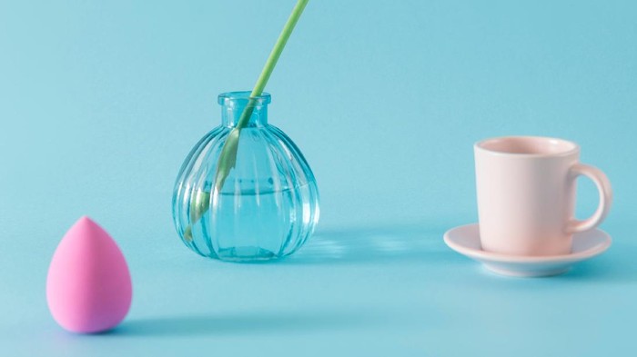 5 Cara Tepat Membersihkan Beauty Blender, Biar Nggak Bikin Wajah Jerawatan!