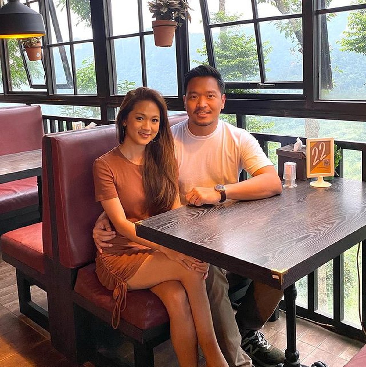 Nobu mengunggah foto mesranya bareng kekasih yang disebut-sebut mirip dengan Gisel&period; Yuk intip&excl;