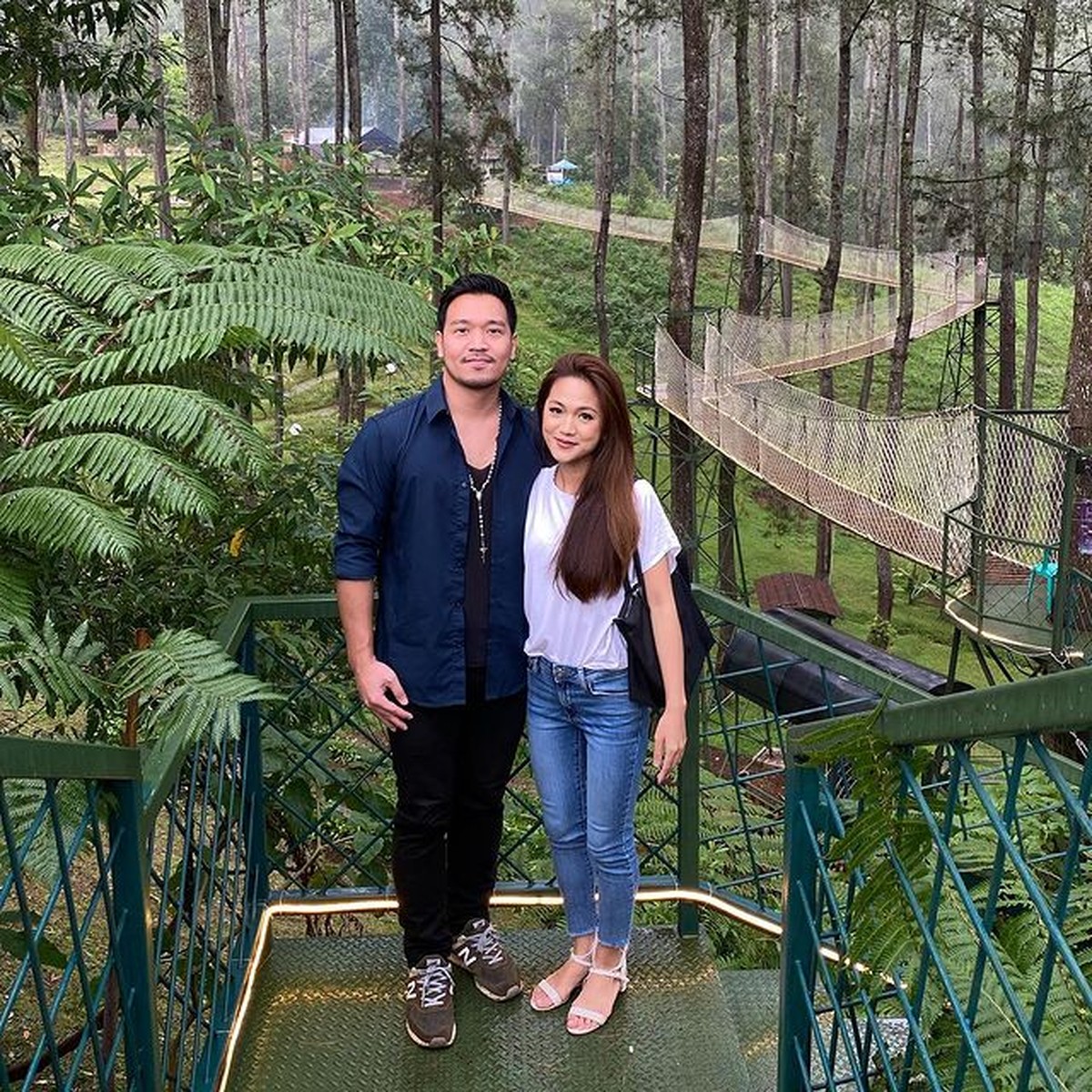 Nobu mengunggah foto mesranya bareng kekasih yang disebut-sebut mirip dengan Gisel&period; Yuk intip&excl;