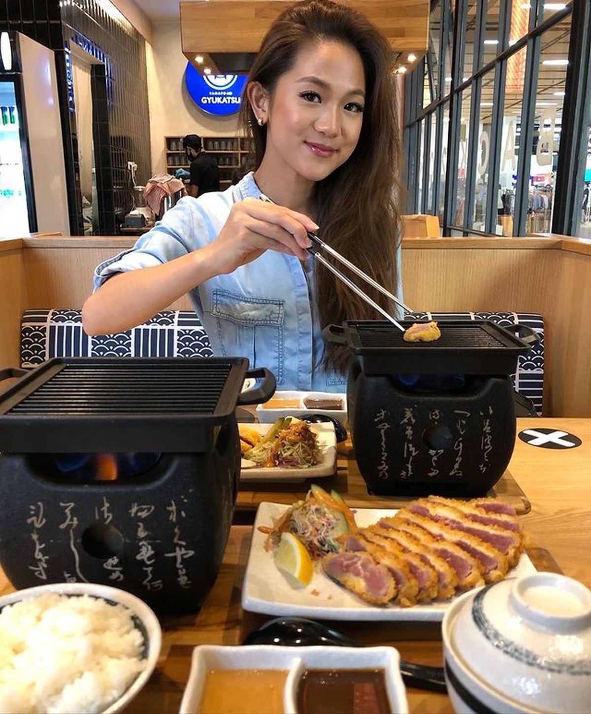 Nobu mengunggah foto mesranya bareng kekasih yang disebut-sebut mirip dengan Gisel&period; Yuk intip&excl;