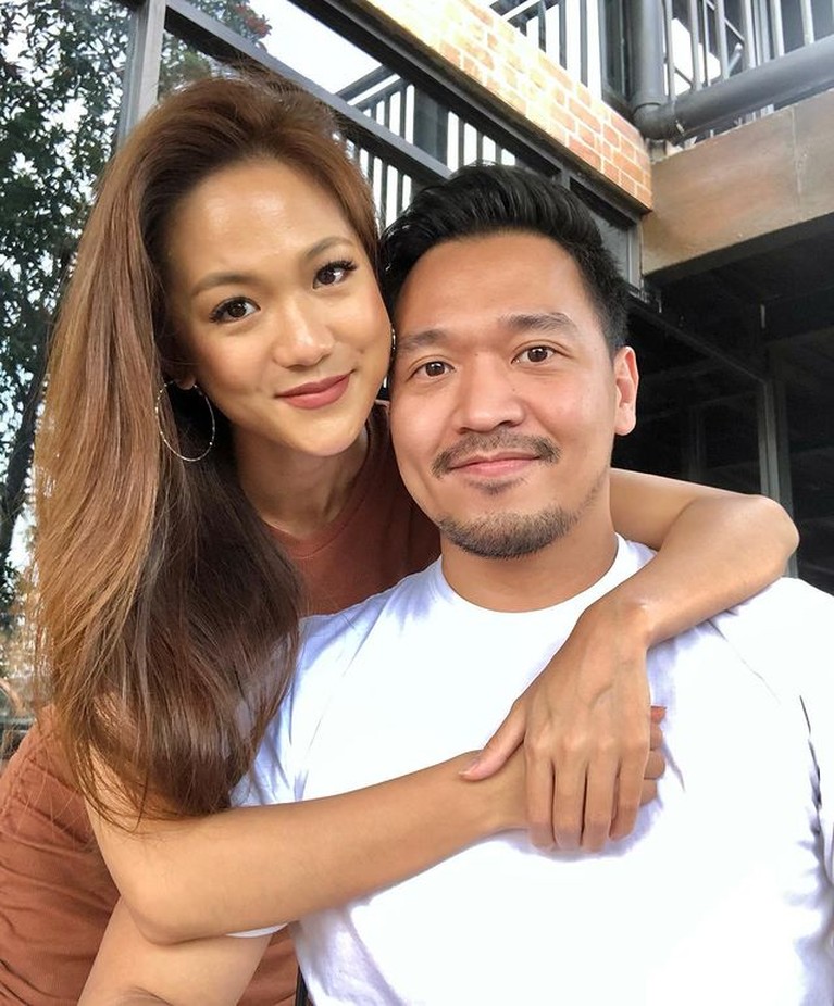 Nobu mengunggah foto mesranya bareng kekasih yang disebut-sebut mirip dengan Gisel. Yuk intip!