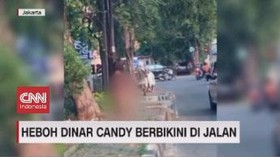 VIDEO: Heboh Dinar Candy Berbikini di Jalan