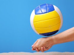 Ini Cara Melakukan Passing Bawah dalam Permainan Bola Voli, Disimak!