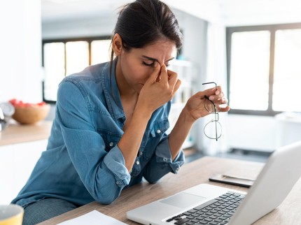 Cara Menghilangkan Mom-Guilt Bagi Bunda Bekerja, Stop Dengarkan Orang Lain
