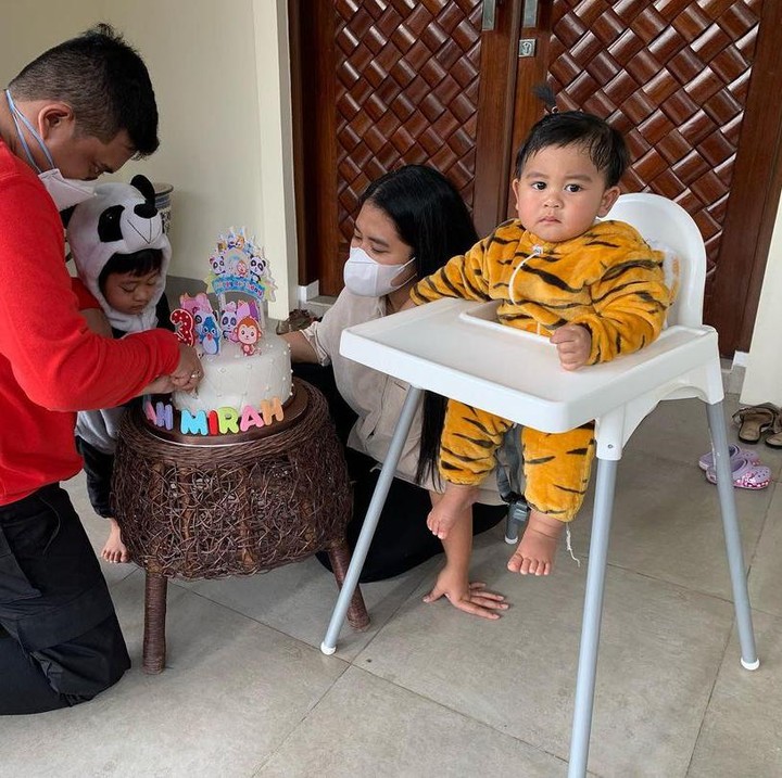 <p>Berulang tahun di tengah pandemi, ulang tahun cucu-cucu Jokowi hanya digelar kecil-kecilan di rumah saja. Meski acaranya sederhana, kedua anak Kahiyang tampil menggemaskan dengan memakai <em>onesie</em> kostum binatang. (Foto: Instagram @ayanggkahiyang).</p>